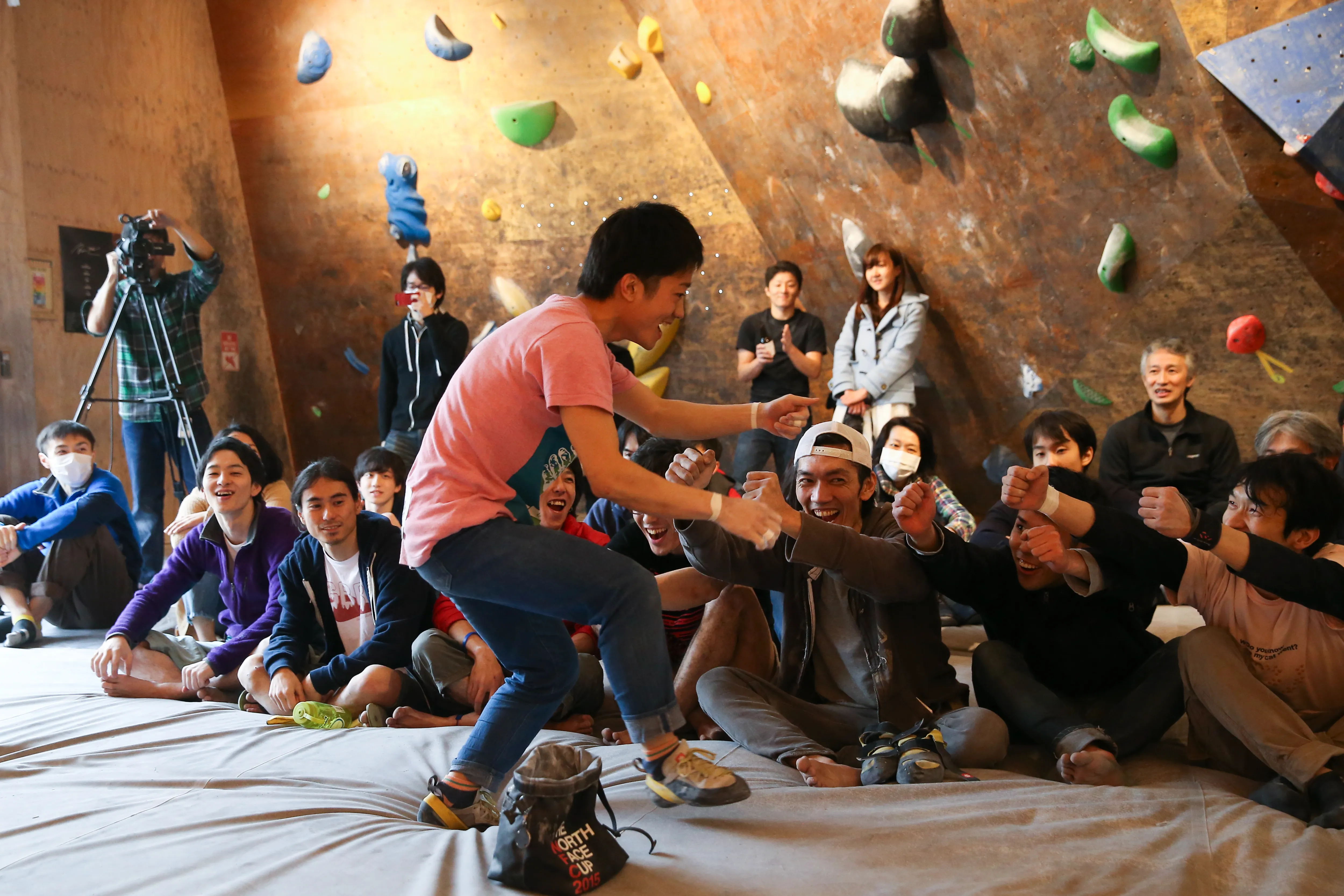 チームで盛り上がる様子